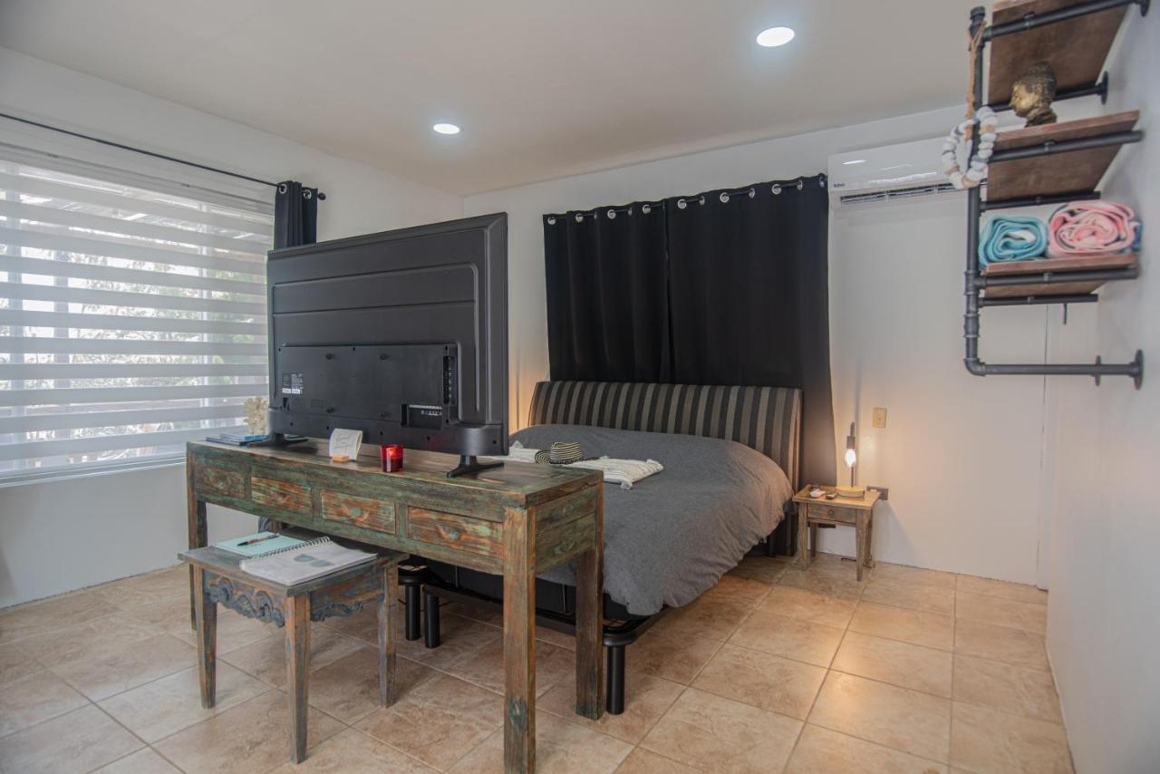 Lama Y Solo Unique Private Room Walking Distance To The Beach Palm Beach Exterior foto