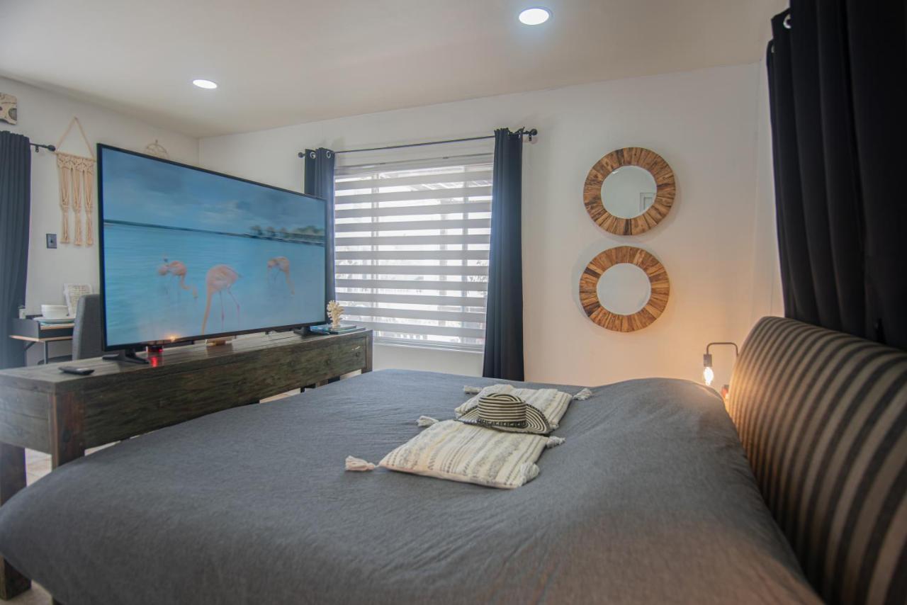Lama Y Solo Unique Private Room Walking Distance To The Beach Palm Beach Exterior foto